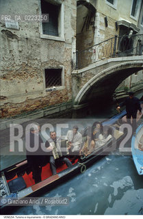 Localizzazione:..VENEZIA / S. MARCO..Oggetto:..Soggetto:..TURISMO IN GONDOLA E INQUINAMENTO..Cronologia: ..Definizione Culturale:..   Autore: ..   Stile: ..   Editori/Stampatori:..   Committenza:..Materia e Tecnica:..Collocazione:..Note:..PROBLEMI INQUINAMENTO TURISMO..Riproduzione Fotografica:..Graziano Arici/Rosebud2 .Copyright:..Graziano Arici/Rosebud2 .Data:..1990..Costo:..A..