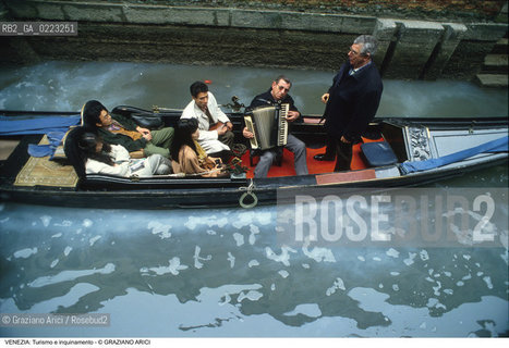 Localizzazione:..VENEZIA / S. MARCO..Oggetto:..Soggetto:..TURISMO IN GONDOLA E INQUINAMENTO..Cronologia: ..Definizione Culturale:..   Autore: ..   Stile: ..   Editori/Stampatori:..   Committenza:..Materia e Tecnica:..Collocazione:..Note:..PROBLEMI INQUINAMENTO TURISMO..Riproduzione Fotografica:..Graziano Arici/Rosebud2 .Copyright:..Graziano Arici/Rosebud2 .Data:..1990..Costo:..A..