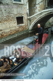 Localizzazione:..VENEZIA / S. MARCO..Oggetto:..Soggetto:..TURISMO IN GONDOLA E INQUINAMENTO..Cronologia: ..Definizione Culturale:..   Autore: ..   Stile: ..   Editori/Stampatori:..   Committenza:..Materia e Tecnica:..Collocazione:..Note:..PROBLEMI INQUINAMENTO TURISMO..Riproduzione Fotografica:..Graziano Arici/Rosebud2 .Copyright:..Graziano Arici/Rosebud2 .Data:..1990..Costo:..A..