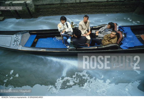 Localizzazione:..VENEZIA / S. MARCO..Oggetto:..Soggetto:..TURISMO IN GONDOLA E INQUINAMENTO..Cronologia: ..Definizione Culturale:..   Autore: ..   Stile: ..   Editori/Stampatori:..   Committenza:..Materia e Tecnica:..Collocazione:..Note:..PROBLEMI INQUINAMENTO TURISMO..Riproduzione Fotografica:..Graziano Arici/Rosebud2 .Copyright:..Graziano Arici/Rosebud2 .Data:..1990..Costo:..A..