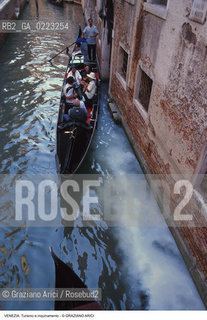 Localizzazione:..VENEZIA / S. MARCO..Oggetto:..Soggetto:..TURISMO IN GONDOLA E INQUINAMENTO..Cronologia: ..Definizione Culturale:..   Autore: ..   Stile: ..   Editori/Stampatori:..   Committenza:..Materia e Tecnica:..Collocazione:..Note:..PROBLEMI INQUINAMENTO TURISMO..Riproduzione Fotografica:..Graziano Arici/Rosebud2 .Copyright:..Graziano Arici/Rosebud2 .Data:..1990..Costo:..A