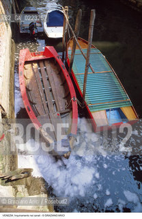 Localizzazione:..VENEZIA..Oggetto:..Soggetto:..INQUINAMENTO NEI CANALI..Cronologia: ..Definizione Culturale:..   Autore: ..   Stile: ..   Editori/Stampatori:..   Committenza:..Materia e Tecnica:..Collocazione:..Note:..PROBLEMI..Riproduzione Fotografica:..Graziano Arici/Rosebud2 .Copyright:..Graziano Arici/Rosebud2 .Data:..1990..Costo:..A..