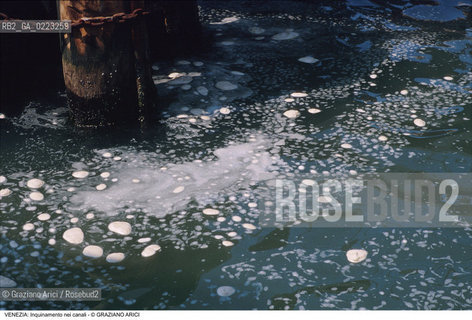 Localizzazione:..VENEZIA..Oggetto:..Soggetto:..INQUINAMENTO NEI CANALI..Cronologia: ..Definizione Culturale:..   Autore: ..   Stile: ..   Editori/Stampatori:..   Committenza:..Materia e Tecnica:..Collocazione:..Note:..PROBLEMI..Riproduzione Fotografica:..Graziano Arici/Rosebud2 .Copyright:..Graziano Arici/Rosebud2 .Data:..1990..Costo:..A..