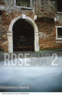 Localizzazione:..VENEZIA..Oggetto:..Soggetto:..INQUINAMENTO NEI CANALI..Cronologia: ..Definizione Culturale:..   Autore: ..   Stile: ..   Editori/Stampatori:..   Committenza:..Materia e Tecnica:..Collocazione:..Note:..PROBLEMI..Riproduzione Fotografica:..Graziano Arici/Rosebud2 .Copyright:..Graziano Arici/Rosebud2 .Data:..1990..Costo:..A..