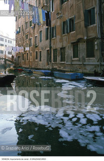 Localizzazione:..VENEZIA..Oggetto:..Soggetto:..INQUINAMENTO NEI CANALI..Cronologia: ..Definizione Culturale:..   Autore: ..   Stile: ..   Editori/Stampatori:..   Committenza:..Materia e Tecnica:..Collocazione:..Note:..PROBLEMI..Riproduzione Fotografica:..Graziano Arici/Rosebud2 .Copyright:..Graziano Arici/Rosebud2 .Data:..1990..Costo:..A..