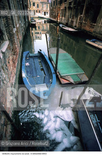 Localizzazione:..VENEZIA..Oggetto:..Soggetto:..INQUINAMENTO NEI CANALI..Cronologia: ..Definizione Culturale:..   Autore: ..   Stile: ..   Editori/Stampatori:..   Committenza:..Materia e Tecnica:..Collocazione:..Note:..PROBLEMI..Riproduzione Fotografica:..Graziano Arici/Rosebud2 .Copyright:..Graziano Arici/Rosebud2 .Data:..1990..Costo:..A..