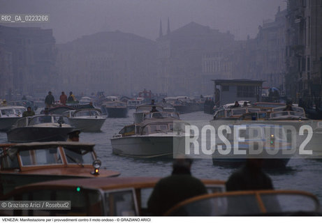 Localizzazione:..VENEZIA..Oggetto:..Soggetto:..MANIFESTAZIONE DEI TAXISTI PER I PROVVEDIMENTI CONTRO IL MOTO ONDOSO / CANAL GRANDE..Cronologia: ..Definizione Culturale:..   Autore: ..   Stile: ..   Editori/Stampatori:..   Committenza:..Materia e Tecnica:..Collocazione:..Note:..PROBLEMI..Riproduzione Fotografica:..Graziano Arici/Rosebud2 .Copyright:..Graziano Arici/Rosebud2 .Data:..1985..Costo:..A..