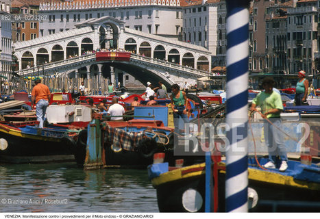 Localizzazione:..VENEZIA..Oggetto:..Soggetto:..MANIFESTAZIONE DEI TRASPORTATORI CONTRO I PROVVEDIMENTI PER IL MOTO ONDOSO / CANAL GRANDE E PONTE DI RIALTO..Cronologia: ..Definizione Culturale:..   Autore: ..   Stile: ..   Editori/Stampatori:..   Committenza:..Materia e Tecnica:..Collocazione:..Note:..PROBLEMI..Riproduzione Fotografica:..Graziano Arici/Rosebud2 .Copyright:..Graziano Arici/Rosebud2 .Data:..1985..Costo:..A..
