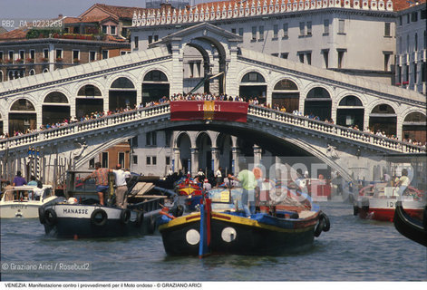 Localizzazione:..VENEZIA..Oggetto:..Soggetto:..MANIFESTAZIONE DEI TRASPORTATORI CONTRO I PROVVEDIMENTI PER IL MOTO ONDOSO / CANAL GRANDE E PONTE DI RIALTO..Cronologia: ..Definizione Culturale:..   Autore: ..   Stile: ..   Editori/Stampatori:..   Committenza:..Materia e Tecnica:..Collocazione:..Note:..PROBLEMI..Riproduzione Fotografica:..Graziano Arici/Rosebud2 .Copyright:..Graziano Arici/Rosebud2 .Data:..1985..Costo:..A..
