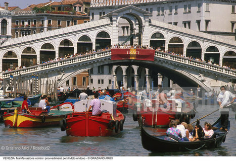 Localizzazione:..VENEZIA..Oggetto:..Soggetto:..MANIFESTAZIONE DEI TRASPORTATORI CONTRO I PROVVEDIMENTI PER IL MOTO ONDOSO / CANAL GRANDE E PONTE DI RIALTO..Cronologia: ..Definizione Culturale:..   Autore: ..   Stile: ..   Editori/Stampatori:..   Committenza:..Materia e Tecnica:..Collocazione:..Note:..PROBLEMI..Riproduzione Fotografica:..Graziano Arici/Rosebud2 .Copyright:..Graziano Arici/Rosebud2 .Data:..1985..Costo:..A..