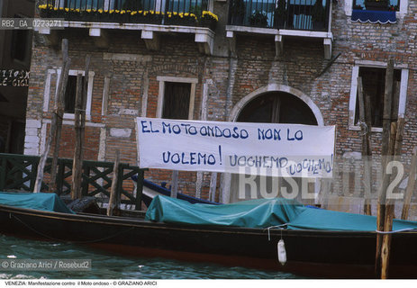 Localizzazione:..VENEZIA..Oggetto:..Soggetto:..MANIFESTAZIONE CONTRO IL MOTO ONDOSO..Cronologia: ..Definizione Culturale:..   Autore: ..   Stile: ..   Editori/Stampatori:..   Committenza:..Materia e Tecnica:..Collocazione:..Note:..PROBLEMI..Riproduzione Fotografica:..Graziano Arici/Rosebud2 .Copyright:..Graziano Arici/Rosebud2 .Data:..1985..Costo:..A..