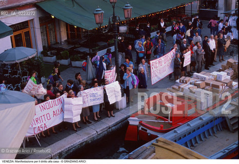 Localizzazione:..VENEZIA..Oggetto:..Soggetto:..MANIFESTAZIONE PER IL DIRITTO ALLA CASA CONTRO LESODO..Cronologia: ..Definizione Culturale:..   Autore: ..   Stile: ..   Editori/Stampatori:..   Committenza:..Materia e Tecnica:..Collocazione:..Note:..PROBLEMI..Riproduzione Fotografica:..Graziano Arici/Rosebud2 .Copyright:..Graziano Arici/Rosebud2 .Data:..1985..Costo:..A..