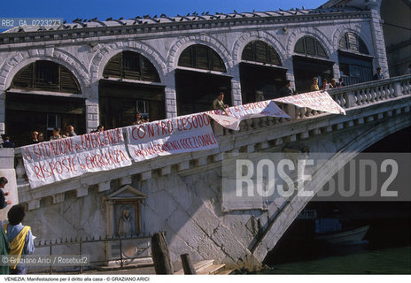 Localizzazione:..VENEZIA..Oggetto:..Soggetto:..MANIFESTAZIONE PER IL DIRITTO ALLA CASA CONTRO LESODO / PONTE DI RIALTO..Cronologia: ..Definizione Culturale:..   Autore: ..   Stile: ..   Editori/Stampatori:..   Committenza:..Materia e Tecnica:..Collocazione:..Note:..PROBLEMI..Riproduzione Fotografica:..Graziano Arici/Rosebud2 .Copyright:..Graziano Arici/Rosebud2 .Data:..1985..Costo:..A..