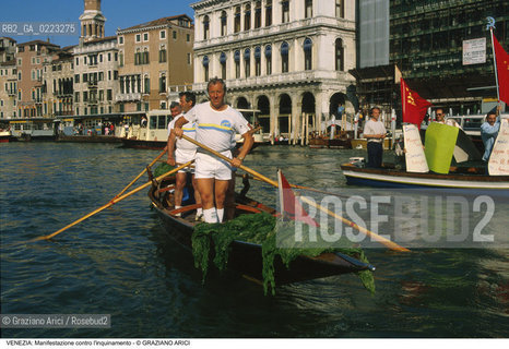 Localizzazione:..VENEZIA..Oggetto:..Soggetto:..MANIFESTAZIONE ECOLOGICA CONTRO L INVASIONE DI ALGHE / ECOLOGIA / CANAL GRANDE..Cronologia: ..Definizione Culturale:..   Autore: ..   Stile: ..   Editori/Stampatori:..   Committenza:..Materia e Tecnica:..Collocazione:..Note:..PROBLEMI INQUINAMENTO..Riproduzione Fotografica:..Graziano Arici/Rosebud2 .Copyright:..Graziano Arici/Rosebud2 .Data:..1990..Costo:..A