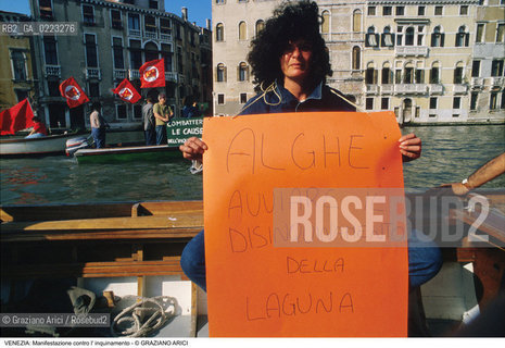 Localizzazione:..VENEZIA..Oggetto:..Soggetto:..MANIFESTAZIONE ECOLOGICA CONTRO L INVASIONE DI ALGHE / ECOLOGIA..Cronologia: ..Definizione Culturale:..   Autore: ..   Stile: ..   Editori/Stampatori:..   Committenza:..Materia e Tecnica:..Collocazione:..Note:..PROBLEMI INQUINAMENTO..Riproduzione Fotografica:..Graziano Arici/Rosebud2 .Copyright:..Graziano Arici/Rosebud2 .Data:..1990..Costo:..A