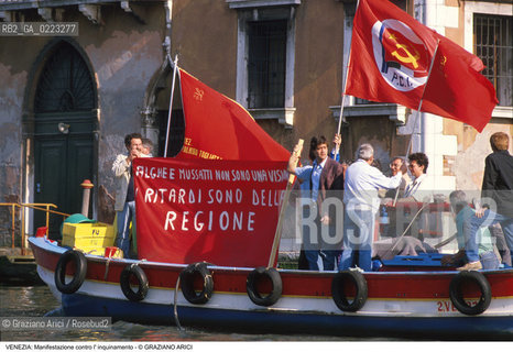 Localizzazione:..VENEZIA..Oggetto:..Soggetto:..MANIFESTAZIONE CONTRO L INVASIONE DI ALGHE E CHIRONOMIDI..Cronologia: ..Definizione Culturale:..   Autore: ..   Stile: ..   Editori/Stampatori:..   Committenza:..Materia e Tecnica:..Collocazione:..Note:..PROBLEMI INQUINAMENTO..Riproduzione Fotografica:..Graziano Arici/Rosebud2 .Copyright:..Graziano Arici/Rosebud2 .Data:..1990..Costo:..A