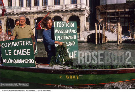 Localizzazione:..VENEZIA..Oggetto:..Soggetto:..MANIFESTAZIONE ECOLOGICA CONTRO L INVASIONE DI ALGHE / ECOLOGIA..Cronologia: ..Definizione Culturale:..   Autore: ..   Stile: ..   Editori/Stampatori:..   Committenza:..Materia e Tecnica:..Collocazione:..Note:..PROBLEMI INQUINAMENTO..Riproduzione Fotografica:..Graziano Arici/Rosebud2 .Copyright:..Graziano Arici/Rosebud2 .Data:..1990..Costo:..A