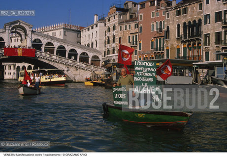Localizzazione:..VENEZIA..Oggetto:..Soggetto:..MANIFESTAZIONE ECOLOGICA CONTRO L INVASIONE DI ALGHE / ECOLOGIA / CANAL GRANDE E PONTE DI RIALTO..Cronologia: ..Definizione Culturale:..   Autore: ..   Stile: ..   Editori/Stampatori:..   Committenza:..Materia e Tecnica:..Collocazione:..Note:..PROBLEMI INQUINAMENTO..Riproduzione Fotografica:..Graziano Arici/Rosebud2 .Copyright:..Graziano Arici/Rosebud2 .Data:..1990..Costo:..A