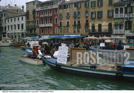 Localizzazione:..VENEZIA..Oggetto:..Soggetto:..MANIFESTAZIONE CONTRO L ACQUA ALTA IN CANAL GRANDE..Cronologia: ..Definizione Culturale:..   Autore: ..   Stile: ..   Editori/Stampatori:..   Committenza:..Materia e Tecnica:..Collocazione:..Note:..PROBLEMI ALTA MAREA..Riproduzione Fotografica:..Graziano Arici/Rosebud2 .Copyright:..Graziano Arici/Rosebud2 .Data:..1985..Costo:..A