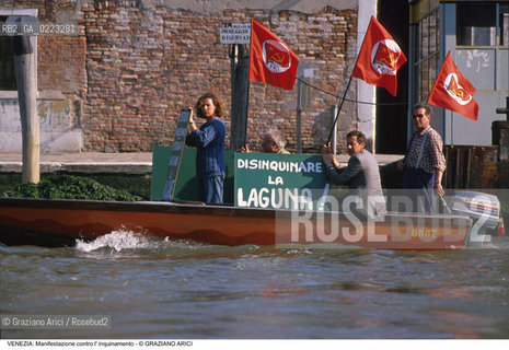 Localizzazione:..VENEZIA..Oggetto:..Soggetto:..MANIFESTAZIONE ECOLOGICA CONTRO L INVASIONE DI ALGHE / ECOLOGIA..Cronologia: ..Definizione Culturale:..   Autore: ..   Stile: ..   Editori/Stampatori:..   Committenza:..Materia e Tecnica:..Collocazione:..Note:..PROBLEMI INQUINAMENTO..Riproduzione Fotografica:..Graziano Arici/Rosebud2 .Copyright:..Graziano Arici/Rosebud2 .Data:..1990..Costo:..A