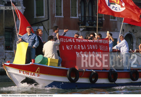 Localizzazione:..VENEZIA..Oggetto:..Soggetto:..MANIFESTAZIONE CONTRO L INVASIONE DI ALGHE E CHIRONOMIDI..Cronologia: ..Definizione Culturale:..   Autore: ..   Stile: ..   Editori/Stampatori:..   Committenza:..Materia e Tecnica:..Collocazione:..Note:..PROBLEMI INQUINAMENTO..Riproduzione Fotografica:..Graziano Arici/Rosebud2 .Copyright:..Graziano Arici/Rosebud2 .Data:..1990..Costo:..A