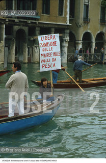 Localizzazione:..VENEZIA..Oggetto:..Soggetto:..MANIFESTAZIONE CONTRO L ACQUA ALTA..Cronologia: ..Definizione Culturale:..   Autore: ..   Stile: ..   Editori/Stampatori:..   Committenza:..Materia e Tecnica:..Collocazione:..Note:..PROBLEMI ALTA MAREA..Riproduzione Fotografica:..Graziano Arici/Rosebud2 .Copyright:..Graziano Arici/Rosebud2 .Data:..1985..Costo:..A