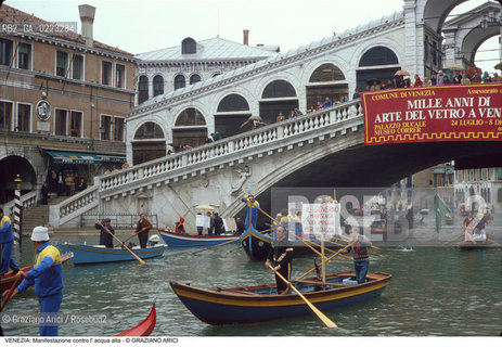 Localizzazione:..VENEZIA..Oggetto:..Soggetto:..MANIFESTAZIONE CONTRO L ACQUA ALTA / CANAL GRANDE E PONTE DI RIALTO..Cronologia: ..Definizione Culturale:..   Autore: ..   Stile: ..   Editori/Stampatori:..   Committenza:..Materia e Tecnica:..Collocazione:..Note:..PROBLEMI ALTA MAREA..Riproduzione Fotografica:..Graziano Arici/Rosebud2 .Copyright:..Graziano Arici/Rosebud2 .Data:..1985..Costo:..A