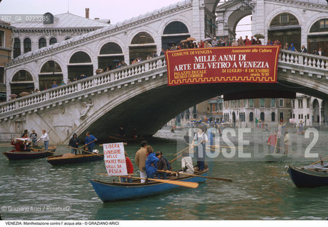 Localizzazione:..VENEZIA..Oggetto:..Soggetto:..MANIFESTAZIONE CONTRO L ACQUA ALTA / CANAL GRANDE E PONTE DI RIALTO..Cronologia: ..Definizione Culturale:..   Autore: ..   Stile: ..   Editori/Stampatori:..   Committenza:..Materia e Tecnica:..Collocazione:..Note:..PROBLEMI ALTA MAREA..Riproduzione Fotografica:..Graziano Arici/Rosebud2 .Copyright:..Graziano Arici/Rosebud2 .Data:..1985..Costo:..A
