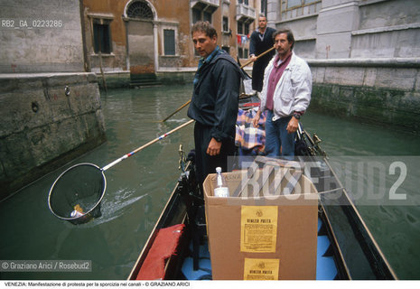 Localizzazione:..VENEZIA..Oggetto:..Soggetto:..MANIFESTAZIONE ECOLOGICA CONTRO L INQUINAMENTO DA IMMONDIZIE NEI CANALI / ECOLOGIA..Cronologia: ..Definizione Culturale:..   Autore: ..   Stile: ..   Editori/Stampatori:..   Committenza:..Materia e Tecnica:..Collocazione:..Note:..PROBLEMI..Riproduzione Fotografica:..Graziano Arici/Rosebud2 .Copyright:..Graziano Arici/Rosebud2 .Data:..1990..Costo:..A