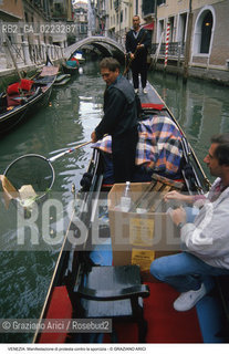 Localizzazione:..VENEZIA..Oggetto:..Soggetto:..MANIFESTAZIONE ECOLOGICA CONTRO L INQUINAMENTO DA IMMONDIZIE NEI CANALI / ECOLOGIA..Cronologia: ..Definizione Culturale:..   Autore: ..   Stile: ..   Editori/Stampatori:..   Committenza:..Materia e Tecnica:..Collocazione:..Note:..PROBLEMI..Riproduzione Fotografica:..Graziano Arici/Rosebud2 .Copyright:..Graziano Arici/Rosebud2 .Data:..1990..Costo:..A