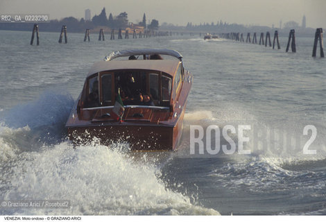 Localizzazione:..VENEZIA..Oggetto:..Soggetto:..MOTO ONDOSO IN LAGUNA..Cronologia: ..Definizione Culturale:..   Autore: ..   Stile: ..   Editori/Stampatori:..   Committenza:..Materia e Tecnica:..Collocazione:..Note:..PROBLEMI..Riproduzione Fotografica:..Graziano Arici/Rosebud2 .Copyright:..Graziano Arici/Rosebud2 .Data:..1985..Costo:..A..