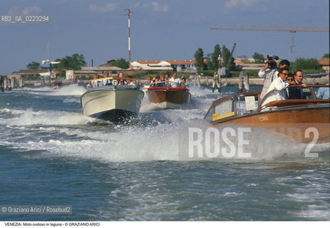 Localizzazione:..VENEZIA..Oggetto:..Soggetto:..MOTO ONDOSO IN LAGUNA..Cronologia: ..Definizione Culturale:..   Autore: ..   Stile: ..   Editori/Stampatori:..   Committenza:..Materia e Tecnica:..Collocazione:..Note:..PROBLEMI..Riproduzione Fotografica:..Graziano Arici/Rosebud2 .Copyright:..Graziano Arici/Rosebud2 .Data:..1985..Costo:..A