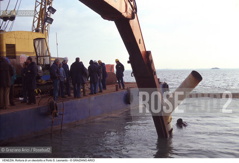 Localizzazione:..VENEZIA / PORTO S. LEONARDO..Oggetto:..Soggetto:..ROTTURA DI UN OLEODOTTO..Cronologia: ..Definizione Culturale:..   Autore: ..   Stile: ..   Editori/Stampatori:..   Committenza:..Materia e Tecnica:..Collocazione:..Note:..PROBLEMI INQUINAMENTO..Riproduzione Fotografica:..Graziano Arici/Rosebud2 .Copyright:..Graziano Arici/Rosebud2 .Data:..1995..Costo:..A..