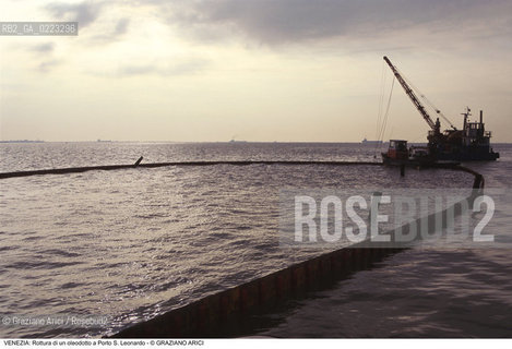 Localizzazione:..VENEZIA / PORTO S. LEONARDO..Oggetto:..Soggetto:..ROTTURA DI UN OLEODOTTO / LAGUNA..Cronologia: ..Definizione Culturale:..   Autore: ..   Stile: ..   Editori/Stampatori:..   Committenza:..Materia e Tecnica:..Collocazione:..Note:..PROBLEMI INQUINAMENTO..Riproduzione Fotografica:..Graziano Arici/Rosebud2 .Copyright:..Graziano Arici/Rosebud2 .Data:..1995..Costo:..A..