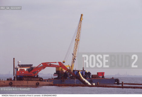 Localizzazione:..VENEZIA / PORTO S. LEONARDO..Oggetto:..Soggetto:..ROTTURA DI UN OLEODOTTO / LAGUNA..Cronologia: ..Definizione Culturale:..   Autore: ..   Stile: ..   Editori/Stampatori:..   Committenza:..Materia e Tecnica:..Collocazione:..Note:..PROBLEMI INQUINAMENTO..Riproduzione Fotografica:..Graziano Arici/Rosebud2 .Copyright:..Graziano Arici/Rosebud2 .Data:..1995..Costo:..A..