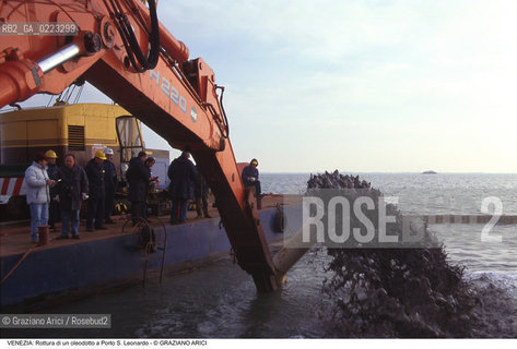 Localizzazione:..VENEZIA / PORTO S. LEONARDO..Oggetto:..Soggetto:..ROTTURA DI UN OLEODOTTO / LAGUNA..Cronologia: ..Definizione Culturale:..   Autore: ..   Stile: ..   Editori/Stampatori:..   Committenza:..Materia e Tecnica:..Collocazione:..Note:..PROBLEMI INQUINAMENTO..Riproduzione Fotografica:..Graziano Arici/Rosebud2 .Copyright:..Graziano Arici/Rosebud2 .Data:..1995..Costo:..A..