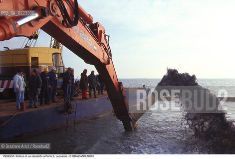 Localizzazione:..VENEZIA / PORTO S. LEONARDO..Oggetto:..Soggetto:..ROTTURA DI UN OLEODOTTO / LAGUNA..Cronologia: ..Definizione Culturale:..   Autore: ..   Stile: ..   Editori/Stampatori:..   Committenza:..Materia e Tecnica:..Collocazione:..Note:..PROBLEMI INQUINAMENTO..Riproduzione Fotografica:..Graziano Arici/Rosebud2 .Copyright:..Graziano Arici/Rosebud2 .Data:..1995..Costo:..A..