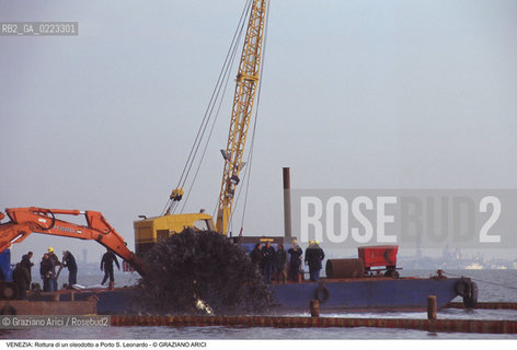 Localizzazione:..VENEZIA / PORTO S. LEONARDO..Oggetto:..Soggetto:..ROTTURA DI UN OLEODOTTO / LAGUNA..Cronologia: ..Definizione Culturale:..   Autore: ..   Stile: ..   Editori/Stampatori:..   Committenza:..Materia e Tecnica:..Collocazione:..Note:..PROBLEMI INQUINAMENTO..Riproduzione Fotografica:..Graziano Arici/Rosebud2 .Copyright:..Graziano Arici/Rosebud2 .Data:..1995..Costo:..A..
