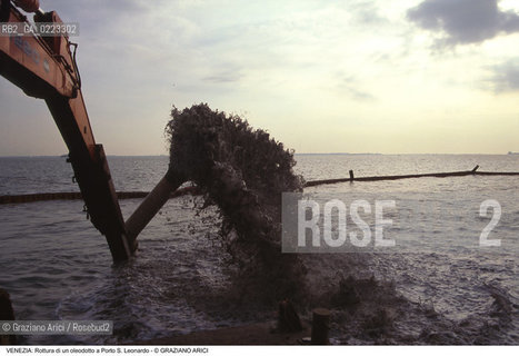 Localizzazione:..VENEZIA / PORTO S. LEONARDO..Oggetto:..Soggetto:..ROTTURA DI UN OLEODOTTO / LAGUNA..Cronologia: ..Definizione Culturale:..   Autore: ..   Stile: ..   Editori/Stampatori:..   Committenza:..Materia e Tecnica:..Collocazione:..Note:..PROBLEMI INQUINAMENTO..Riproduzione Fotografica:..Graziano Arici/Rosebud2 .Copyright:..Graziano Arici/Rosebud2 .Data:..1995..Costo:..A..