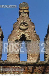 Localizzazione:..VENEZIA / CANNAREGIO..Oggetto:..Soggetto:..PALAZZO SORANZO VAN AXEL / PARTICOLARE..Cronologia: ..XV SECOLO..Definizione Culturale:..   Autore: ..   Stile: TARDOGOTICO..   Editori/Stampatori:..   Committenza:..Materia e Tecnica:..Collocazione:..Note:..PALAZZI..Riproduzione Fotografica:..Graziano Arici/Rosebud2 .Copyright:..Graziano Arici/Rosebud2 .Data:..1995..Costo:..A..