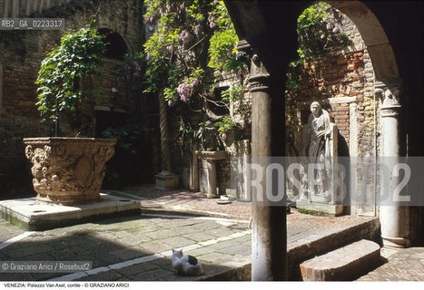 Localizzazione:..VENEZIA / CANNAREGIO..Oggetto:..Soggetto:..PALAZZO SORANZO VAN AXEL / CORTILE VERA DA POZZO..Cronologia: ..XV SECOLO..Definizione Culturale:..   Autore: ..   Stile: TARDOGOTICO..   Editori/Stampatori:..   Committenza:..Materia e Tecnica:..Collocazione:..Note:..PALAZZI..Riproduzione Fotografica:..Graziano Arici/Rosebud2 .Copyright:..Graziano Arici/Rosebud2 .Data:..1995..Costo:..A..