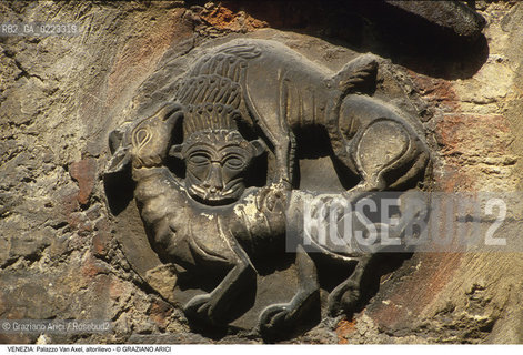 Localizzazione:..VENEZIA / CANNAREGIO..Oggetto:..Soggetto:..PALAZZO SORANZO VAN AXEL / ALTORILIEVO..Cronologia: ..XV SECOLO..Definizione Culturale:..   Autore: ..   Stile: TARDOGOTICO..   Editori/Stampatori:..   Committenza:..Materia e Tecnica:..Collocazione:..Note:..PALAZZI..Riproduzione Fotografica:..Graziano Arici/Rosebud2 .Copyright:..Graziano Arici/Rosebud2 .Data:..1995..Costo:..A..