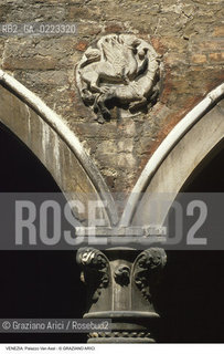 Localizzazione:..VENEZIA / CANNAREGIO..Oggetto:..Soggetto:..PALAZZO SORANZO VAN AXEL / CAPITELLO E ALTORILIEVO..Cronologia: ..XV SECOLO..Definizione Culturale:..   Autore: ..   Stile: TARDOGOTICO..   Editori/Stampatori:..   Committenza:..Materia e Tecnica:..Collocazione:..Note:..PALAZZI..Riproduzione Fotografica:..Graziano Arici/Rosebud2 .Copyright:..Graziano Arici/Rosebud2 .Data:..1995..Costo:..A..