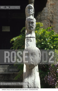 Localizzazione:..VENEZIA / CANNAREGIO..Oggetto:..Soggetto:..PALAZZO SORANZO VAN AXEL / PARAPETTO DELLA SCALA ESTERNA..Cronologia: ..XV SECOLO..Definizione Culturale:..   Autore: ..   Stile: TARDOGOTICO..   Editori/Stampatori:..   Committenza:..Materia e Tecnica:..Collocazione:..Note:..PALAZZI..Riproduzione Fotografica:..Graziano Arici/Rosebud2 .Copyright:..Graziano Arici/Rosebud2 .Data:..1995..Costo:..A..