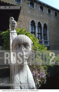 Localizzazione:..VENEZIA / CANNAREGIO..Oggetto:..Soggetto:..PALAZZO SORANZO VAN AXEL / PARAPETTO DELLA SCALA ESTERNA..Cronologia: ..XV SECOLO..Definizione Culturale:..   Autore: ..   Stile: TARDOGOTICO..   Editori/Stampatori:..   Committenza:..Materia e Tecnica:..Collocazione:..Note:..PALAZZI..Riproduzione Fotografica:..Graziano Arici/Rosebud2 .Copyright:..Graziano Arici/Rosebud2 .Data:..1995..Costo:..A..