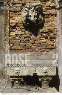 Localizzazione:..VENEZIA / CANNAREGIO..Oggetto:..Soggetto:..PALAZZO SORANZO VAN AXEL / CORTILE COLLEZIONE LAPIDARIA..Cronologia: ....Definizione Culturale:..   Autore: ..   Stile: ..   Editori/Stampatori:..   Committenza:..Materia e Tecnica:..Collocazione:..Note:..PALAZZI..Riproduzione Fotografica:..Graziano Arici/Rosebud2 .Copyright:..Graziano Arici/Rosebud2 .Data:..1995..Costo:..A..