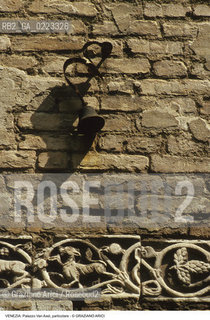 Localizzazione:..VENEZIA / CANNAREGIO..Oggetto:..Soggetto:..PALAZZO SORANZO VAN AXEL / PARTICOLARE CAMPANELLA..Cronologia: ..XV SECOLO..Definizione Culturale:..   Autore: ..   Stile: TARDOGOTICO..   Editori/Stampatori:..   Committenza:..Materia e Tecnica:..Collocazione:..Note:..PALAZZI..Riproduzione Fotografica:..Graziano Arici/Rosebud2 .Copyright:..Graziano Arici/Rosebud2 .Data:..1995..Costo:..A..