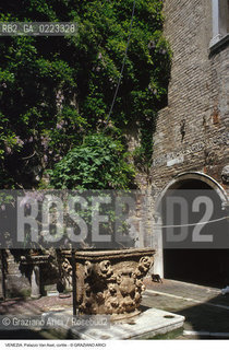 Localizzazione:..VENEZIA / CANNAREGIO..Oggetto:..Soggetto:..PALAZZO SORANZO VAN AXEL / CORTILE VERA DA POZZO..Cronologia: ..XV SECOLO..Definizione Culturale:..   Autore: ..   Stile: TARDOGOTICO..   Editori/Stampatori:..   Committenza:..Materia e Tecnica:..Collocazione:..Note:..PALAZZI..Riproduzione Fotografica:..Graziano Arici/Rosebud2 .Copyright:..Graziano Arici/Rosebud2 .Data:..1995..Costo:..A..