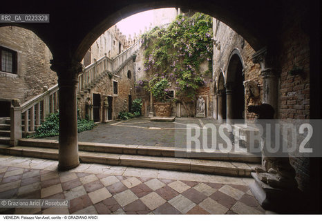 Localizzazione:..VENEZIA / CANNAREGIO..Oggetto:..Soggetto:..PALAZZO SORANZO VAN AXEL / CORTILE E PORTICATO..Cronologia: ..XV SECOLO..Definizione Culturale:..   Autore: ..   Stile: TARDOGOTICO..   Editori/Stampatori:..   Committenza:..Materia e Tecnica:..Collocazione:..Note:..PALAZZI..Riproduzione Fotografica:..Graziano Arici/Rosebud2 .Copyright:..Graziano Arici/Rosebud2 .Data:..1995..Costo:..A..