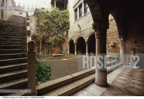 Localizzazione:..VENEZIA / CANNAREGIO..Oggetto:..Soggetto:..PALAZZO SORANZO VAN AXEL / CORTILE..Cronologia: ..XV SECOLO..Definizione Culturale:..   Autore: ..   Stile: TARDOGOTICO..   Editori/Stampatori:..   Committenza:..Materia e Tecnica:..Collocazione:..Note:..PALAZZI..Riproduzione Fotografica:..Graziano Arici/Rosebud2 .Copyright:..Graziano Arici/Rosebud2 .Data:..1995..Costo:..A..